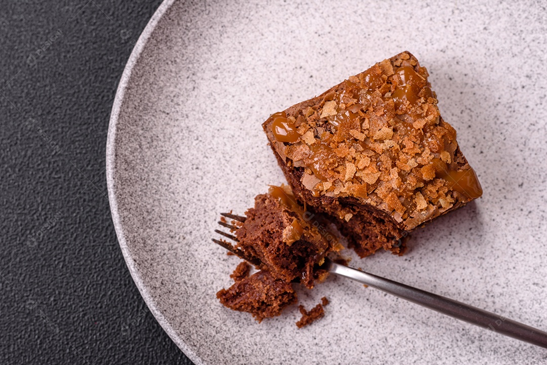 Delicioso brownie em uma mesa de concreto