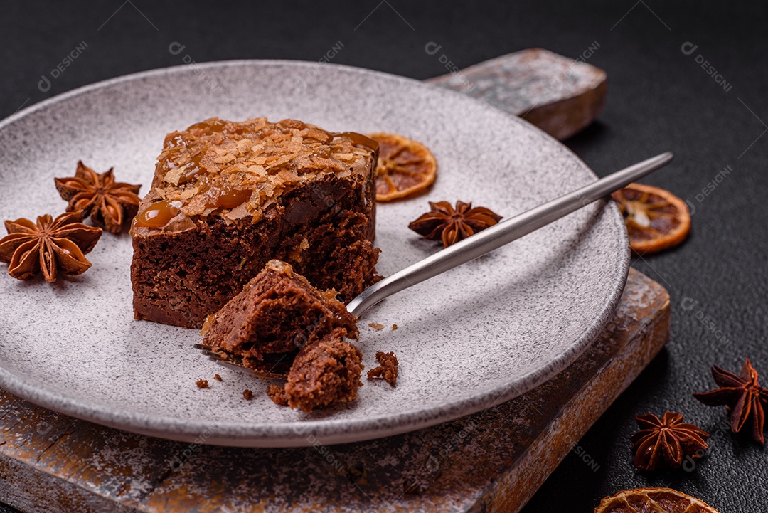 Delicioso brownie em uma mesa de concreto