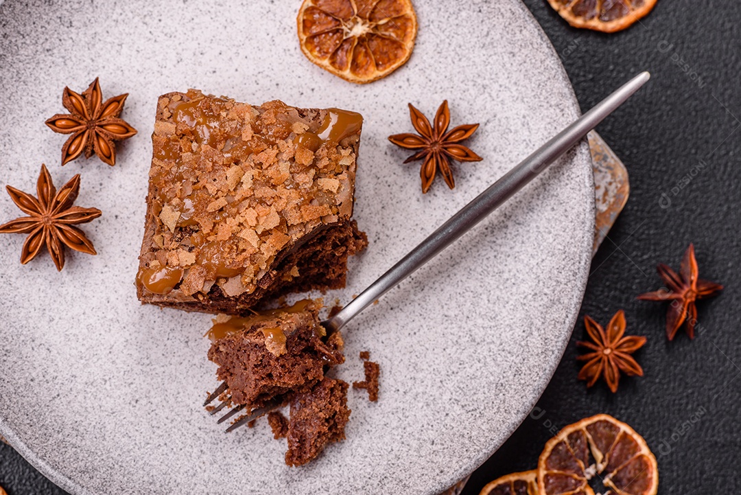 Delicioso brownie em uma mesa de concreto