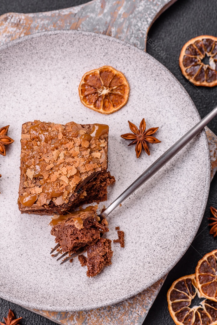 Delicioso brownie em uma mesa de concreto