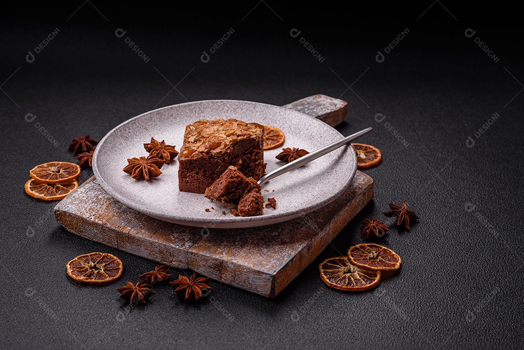 Delicioso brownie em uma mesa de concreto