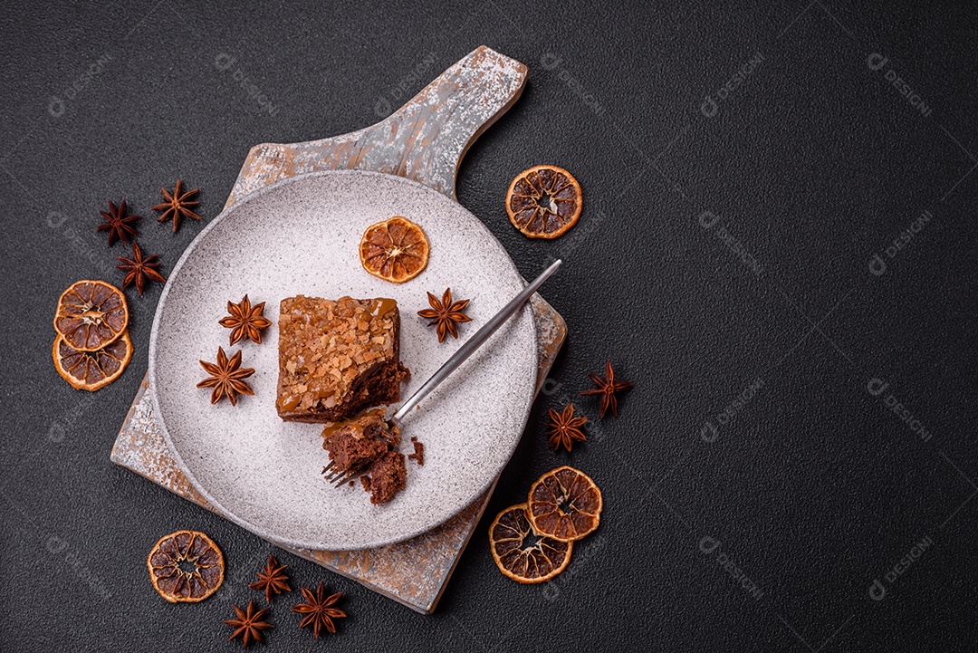 Delicioso brownie em uma mesa de concreto