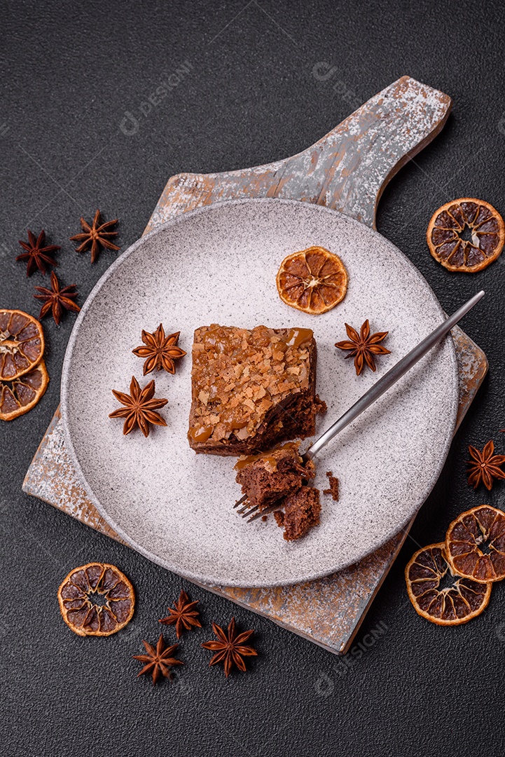 Delicioso brownie em uma mesa de concreto