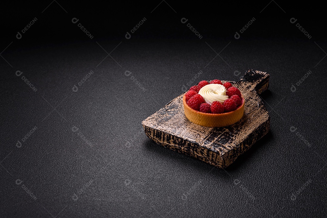 Tortinha doce com framboesas e creme