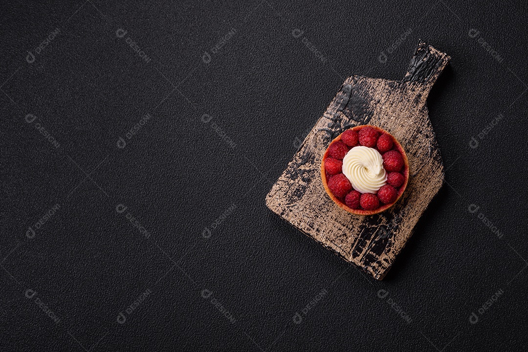 Tortinha doce com framboesas e creme