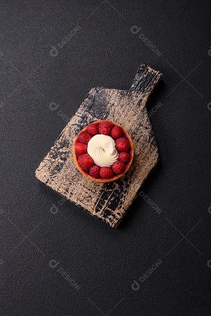 Tortinha doce com framboesas e creme