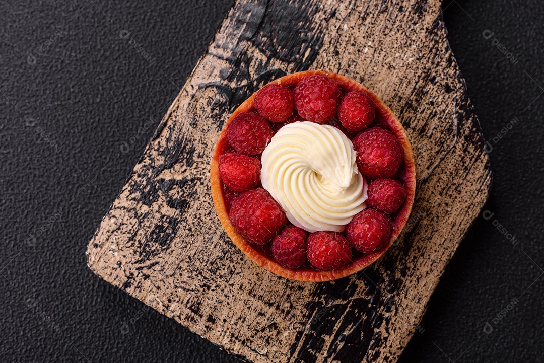 Tortinha doce com framboesas e creme