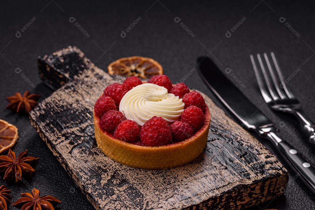 Tortinha doce com framboesas e creme