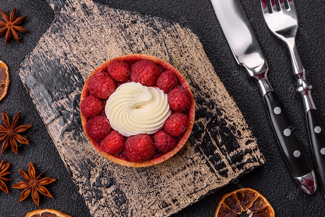 Tortinha doce com framboesas e creme