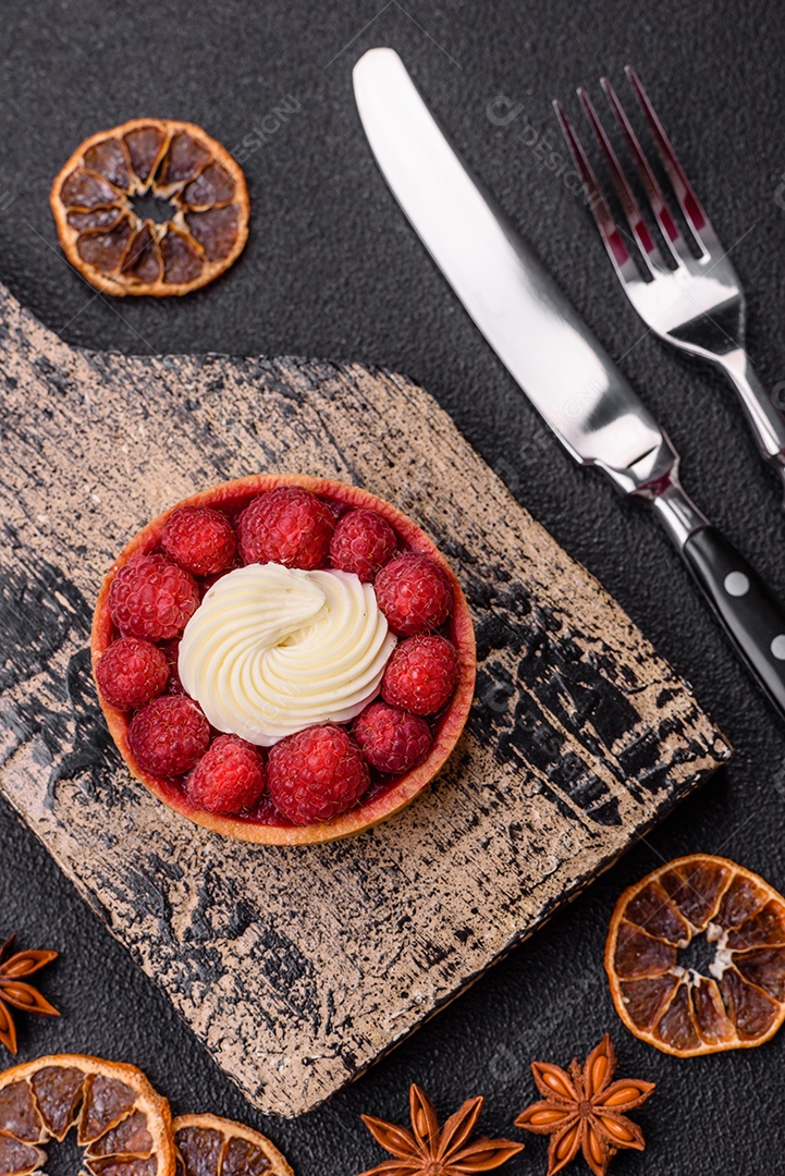 Tortinha doce com framboesas e creme