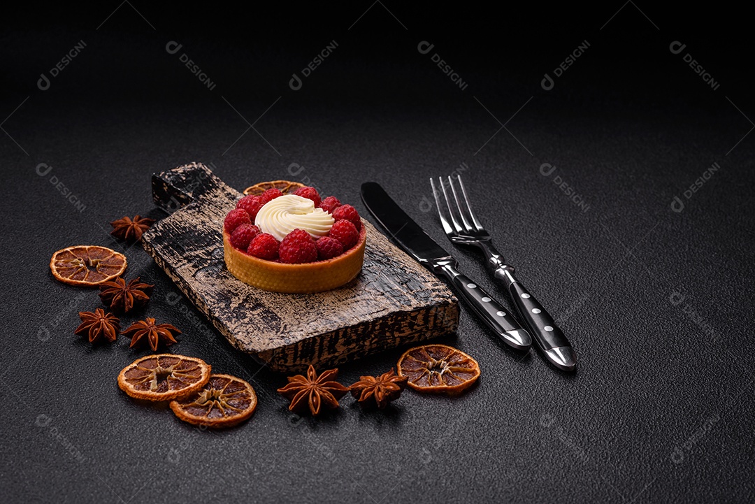 Tortinha doce com framboesas e creme