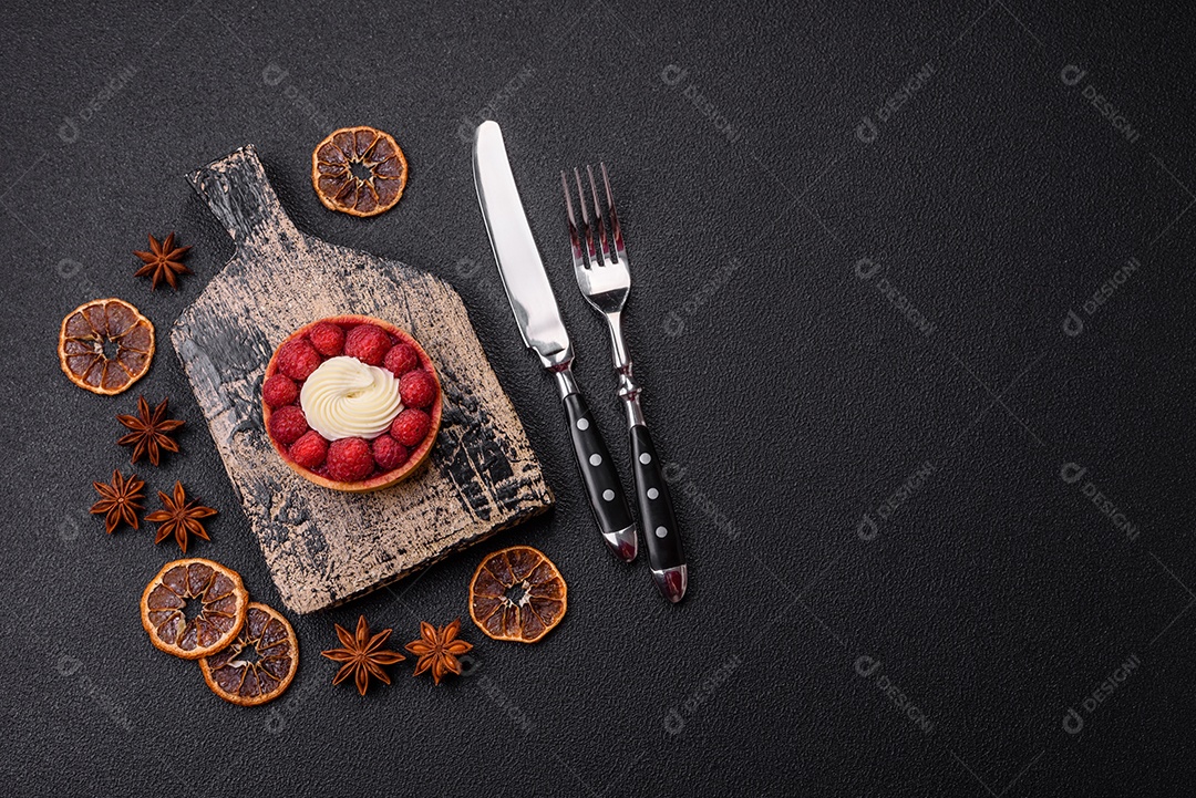 Tortinha doce com framboesas e creme