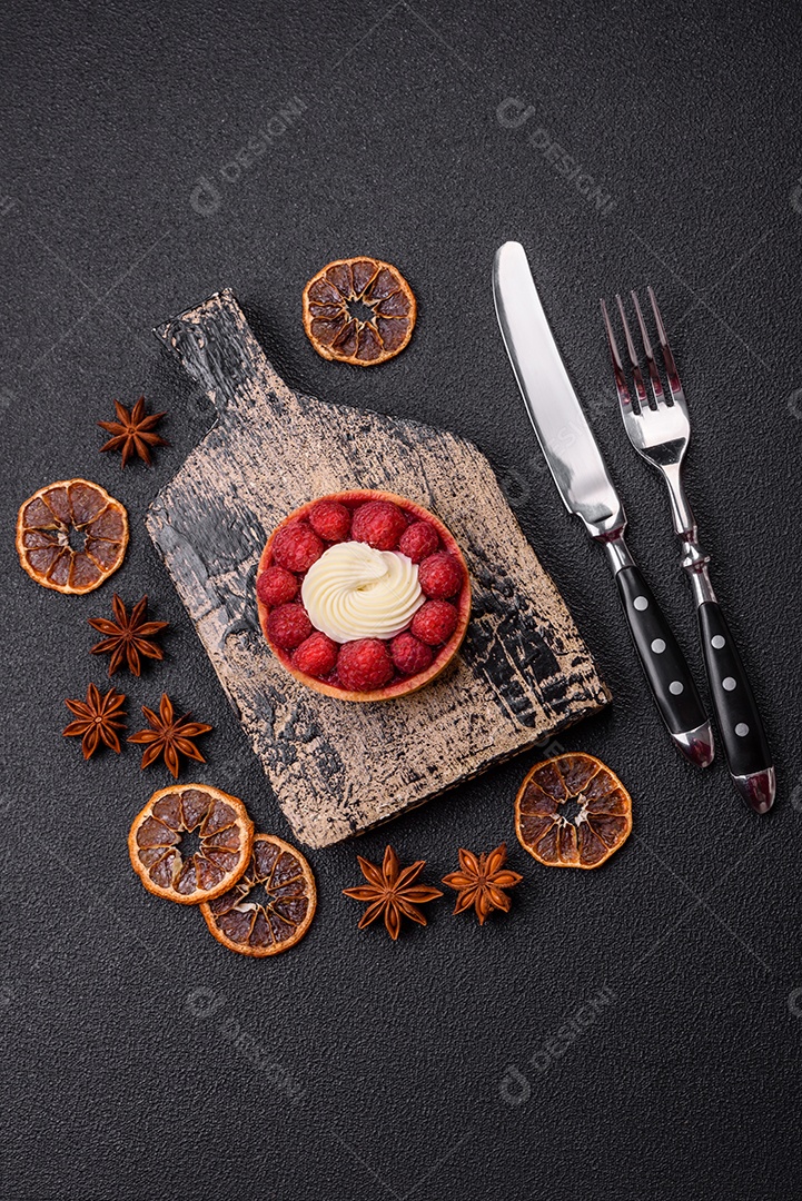 Tortinha doce com framboesas e creme