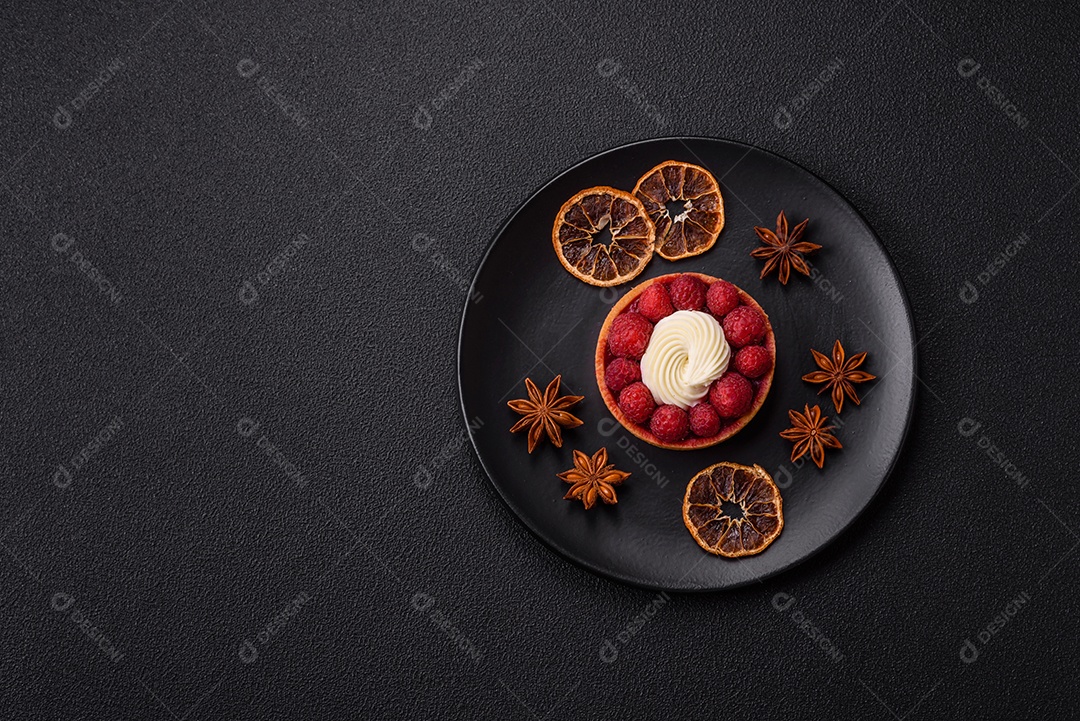 Tortinha doce com framboesas e creme