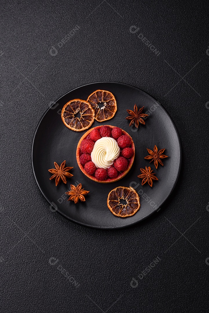 Tortinha doce com framboesas e crem