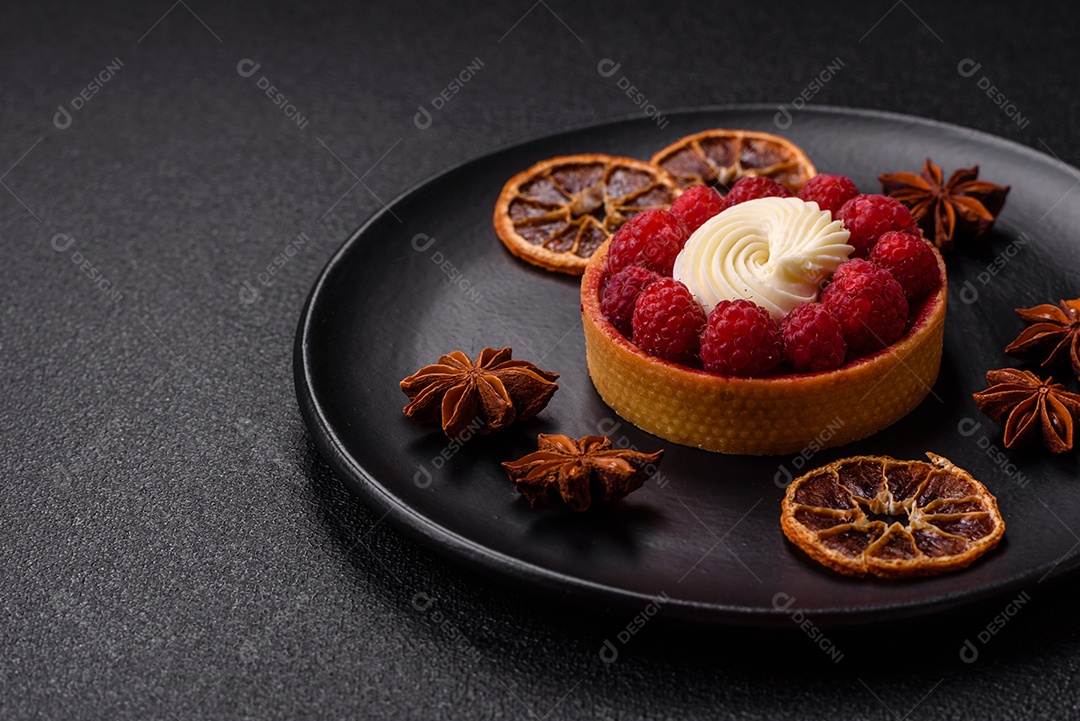 Tortinha doce com framboesas e creme