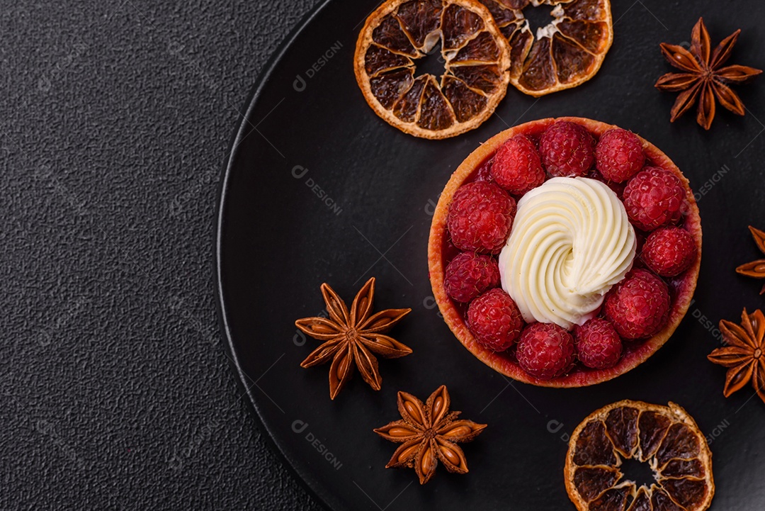 Tortinha doce com framboesas e creme