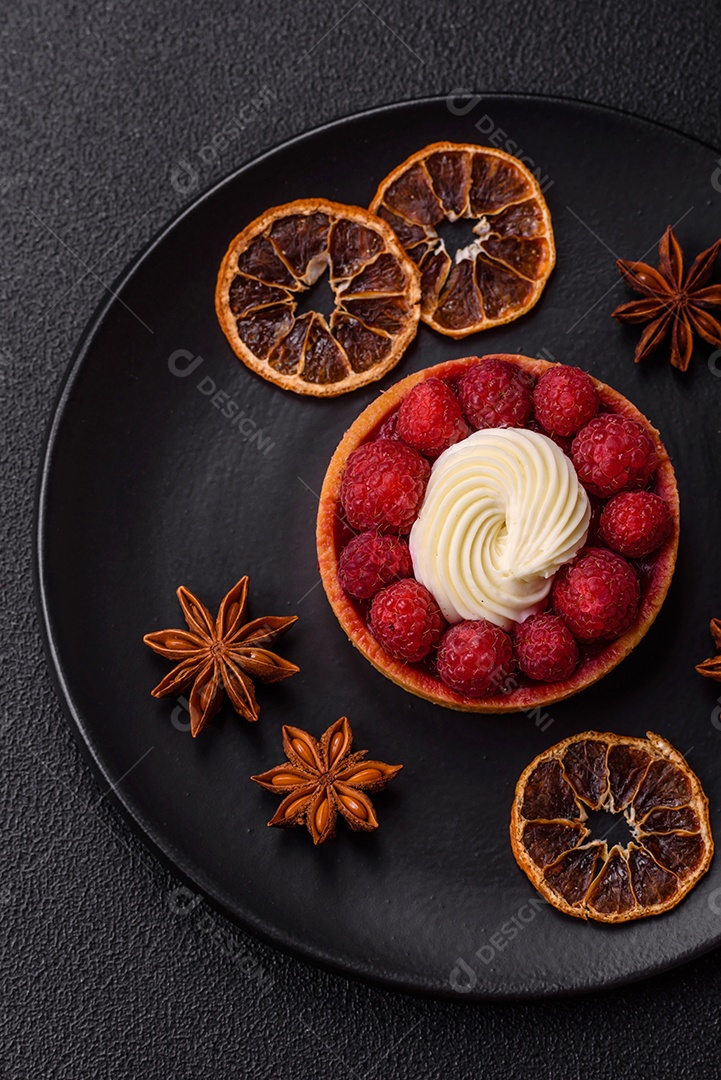 Tortinha doce com framboesas e creme