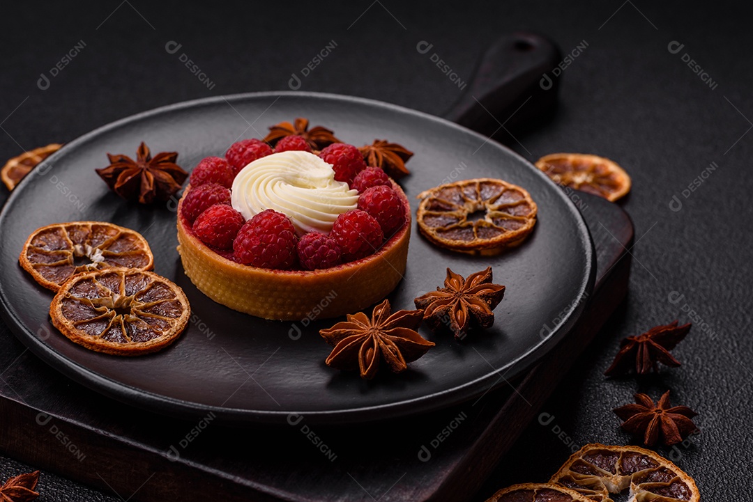 Tortinha doce com framboesas e creme