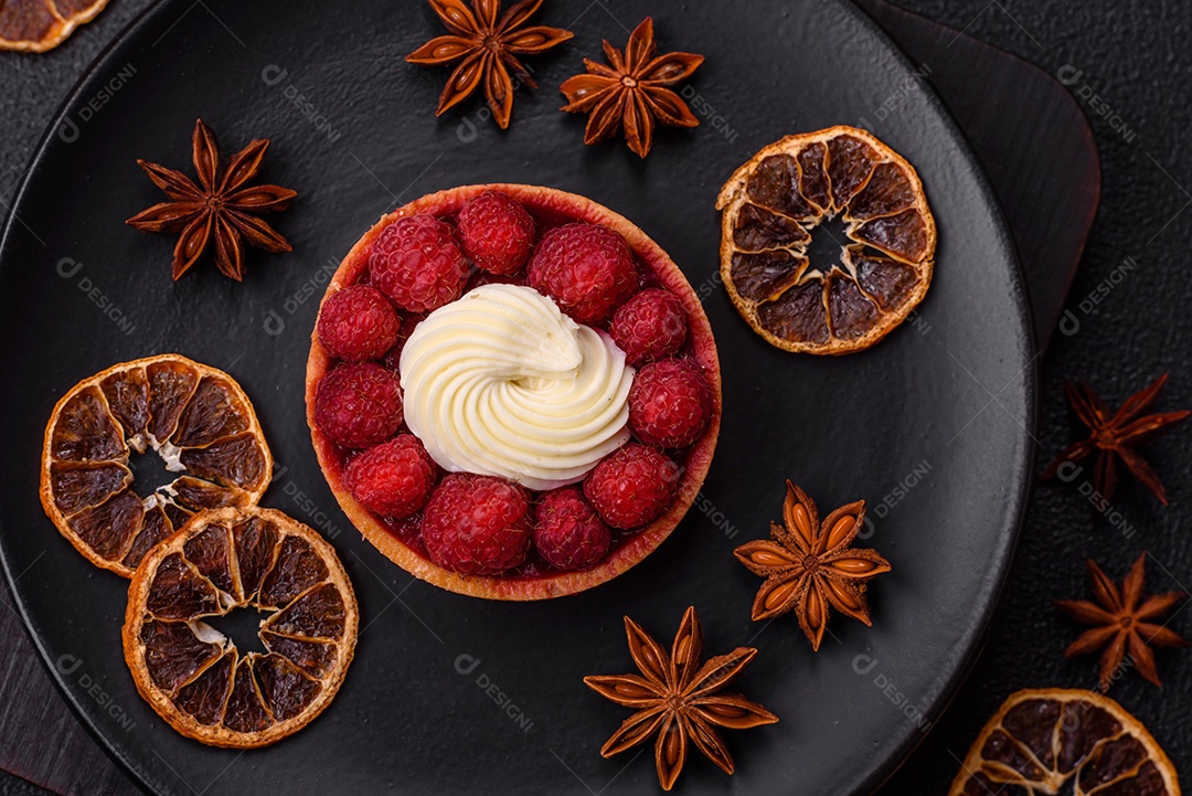 Tortinha doce com framboesas e creme