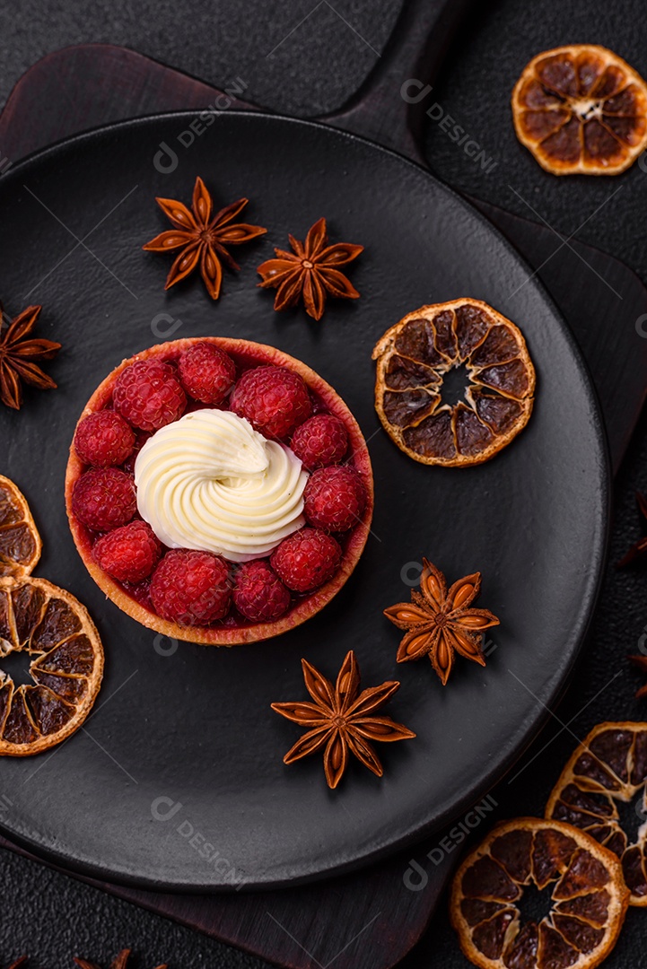 Tortinha doce com framboesas e creme