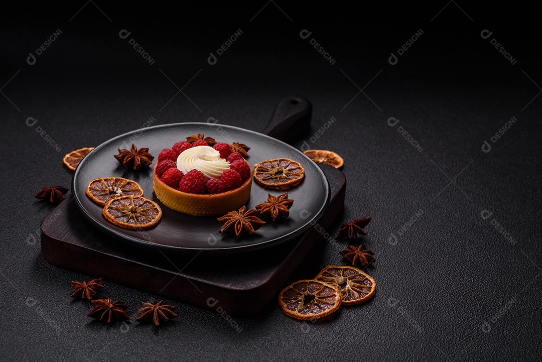 Tortinha doce com framboesas e creme