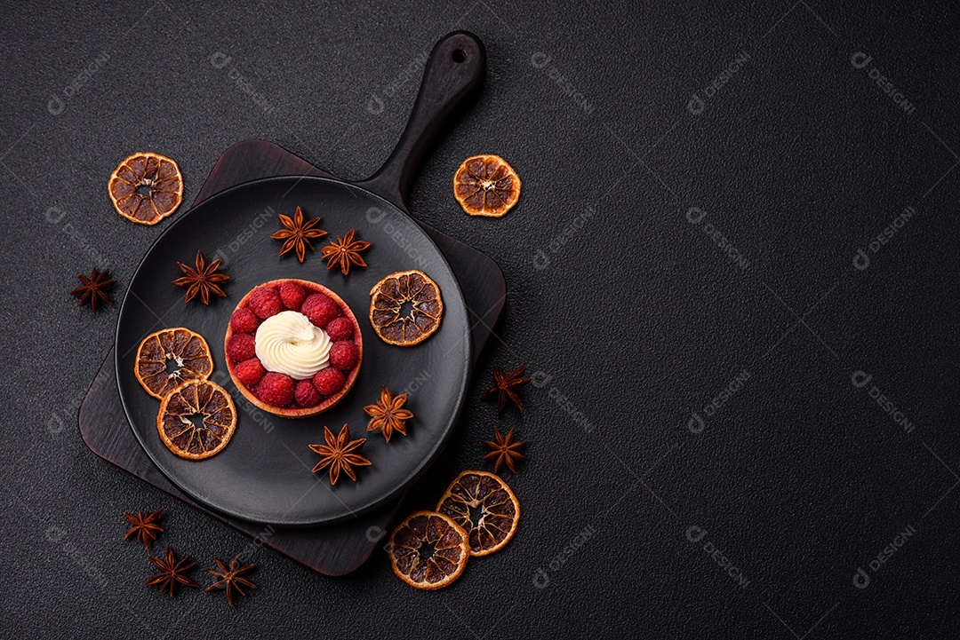 Tortinha doce com framboesas e creme