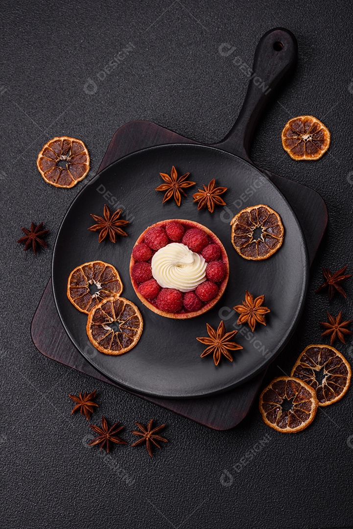 Tortinha doce com framboesas e creme