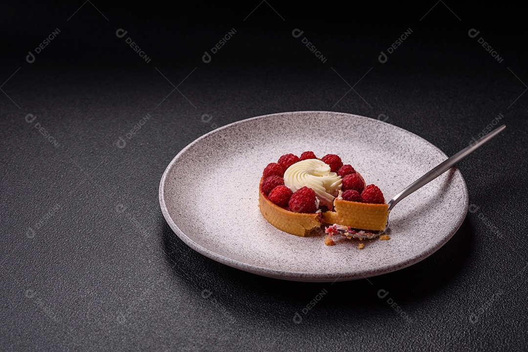 Tortinha doce com framboesas e creme