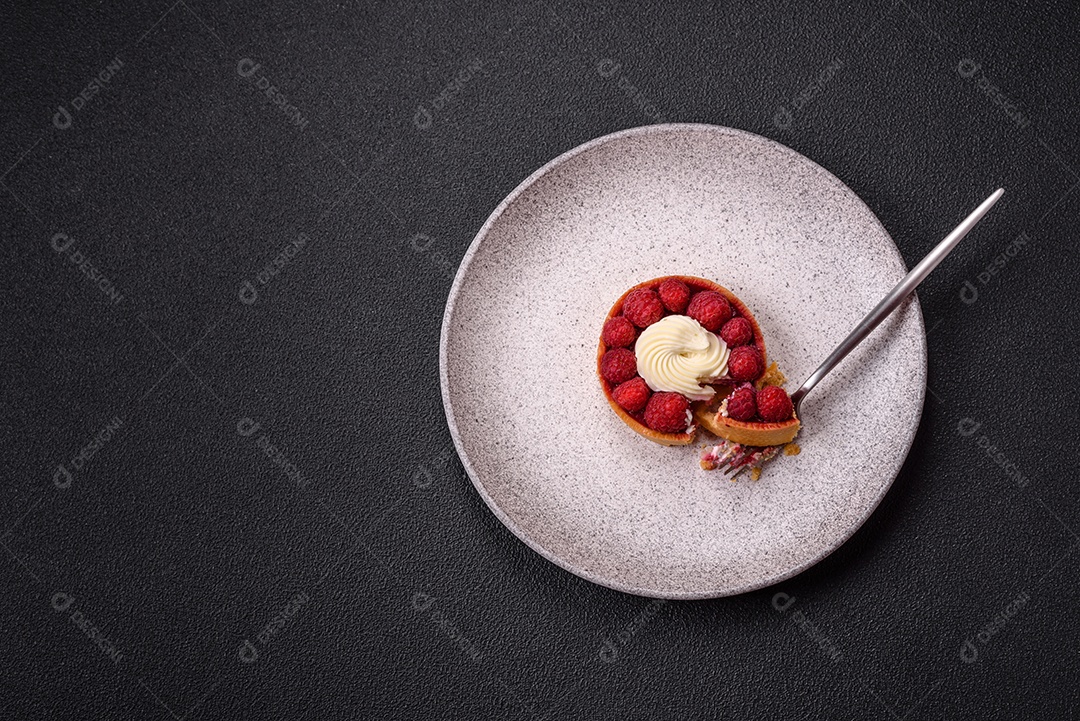 Tortinha doce com framboesas e creme