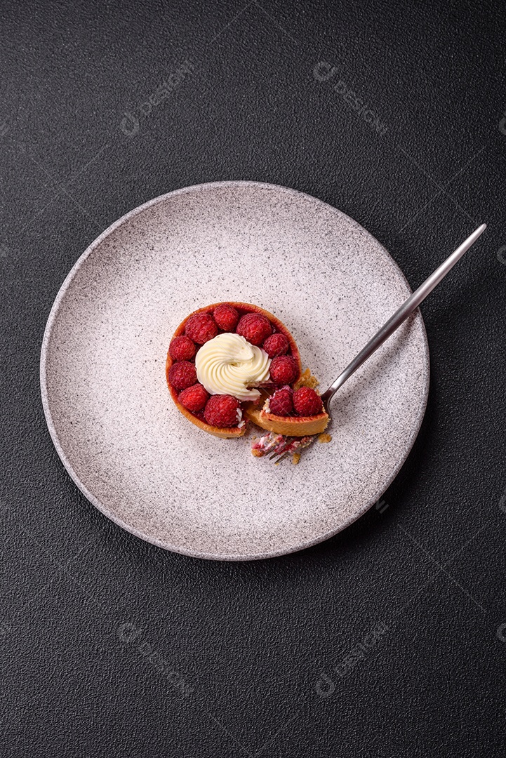 Tortinha doce com framboesas e creme