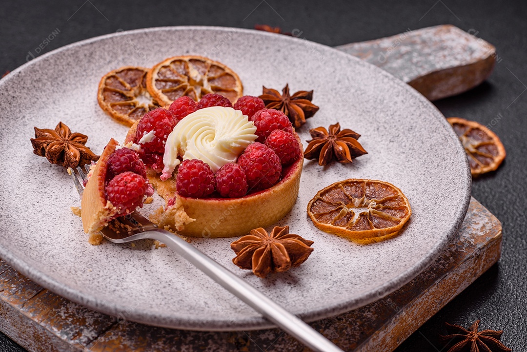 Tortinha doce com framboesas e creme