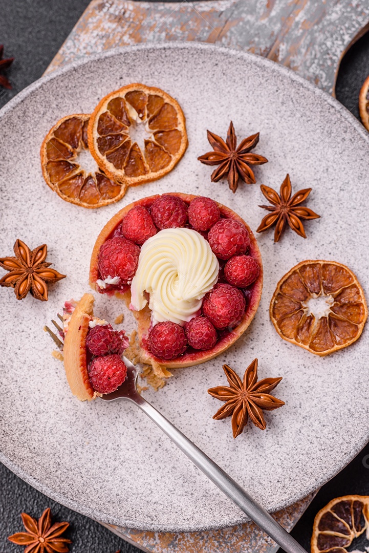 Tortinha doce com framboesas e creme