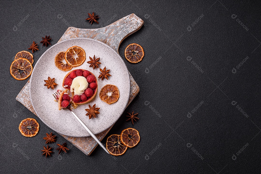 Tortinha doce com framboesas e creme