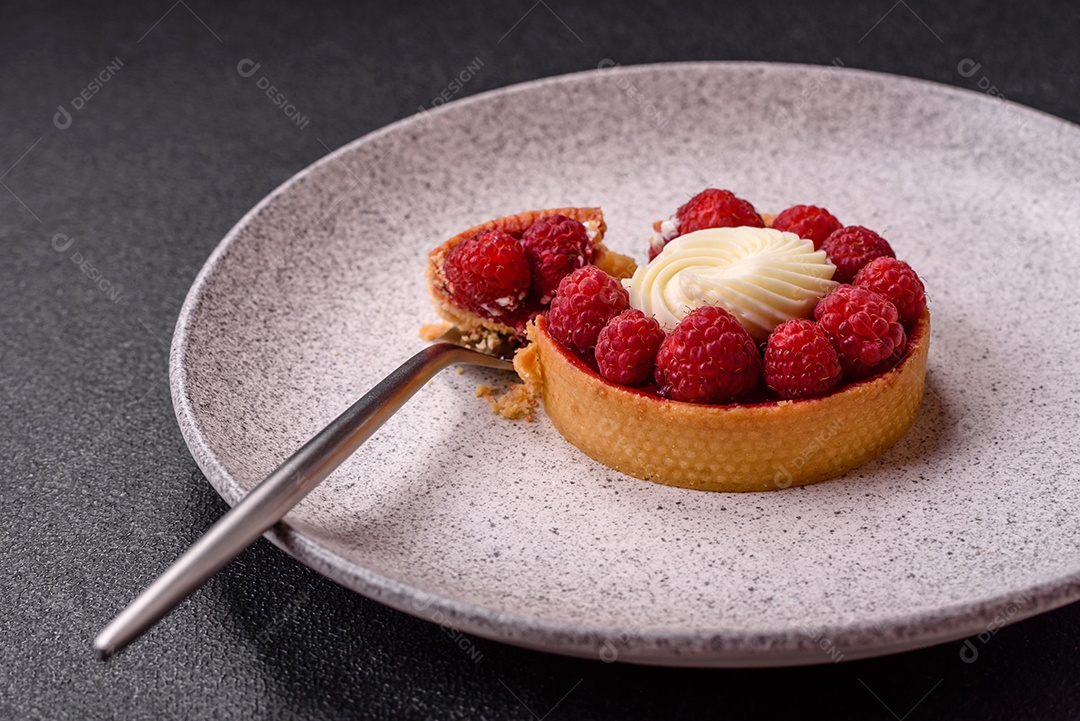 Tortinha doce com framboesas e creme