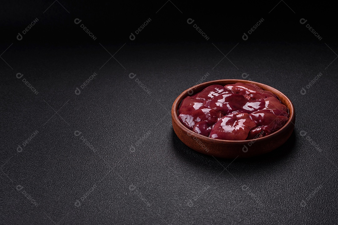 Fígado fresco em uma mesa de concreto