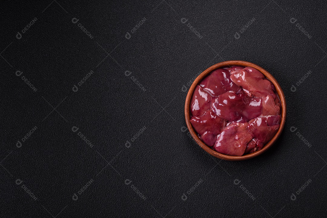 Fígado fresco em uma mesa de concreto