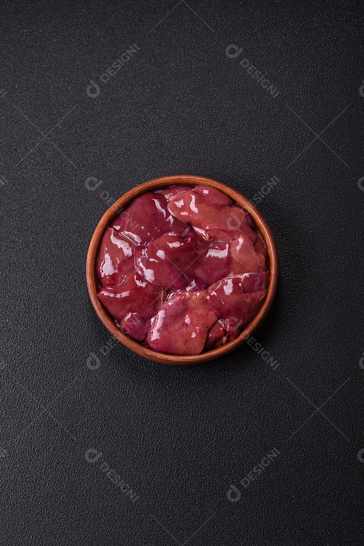 Fígado fresco em uma mesa de concreto