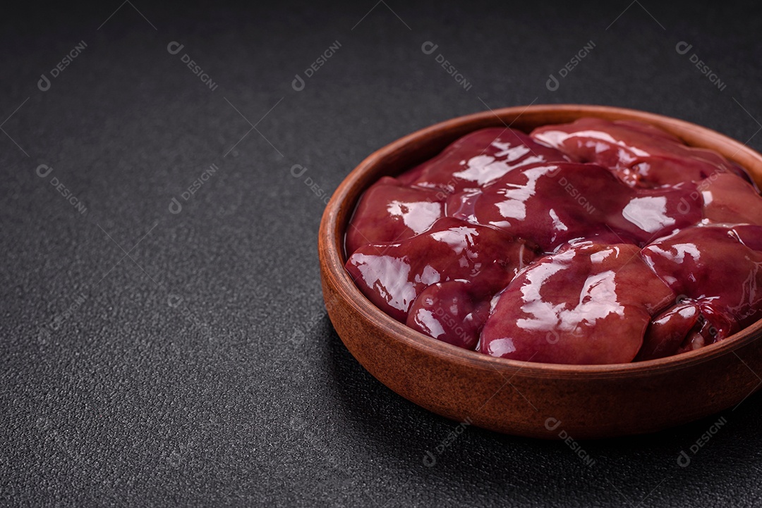 Fígado fresco em uma mesa de concreto