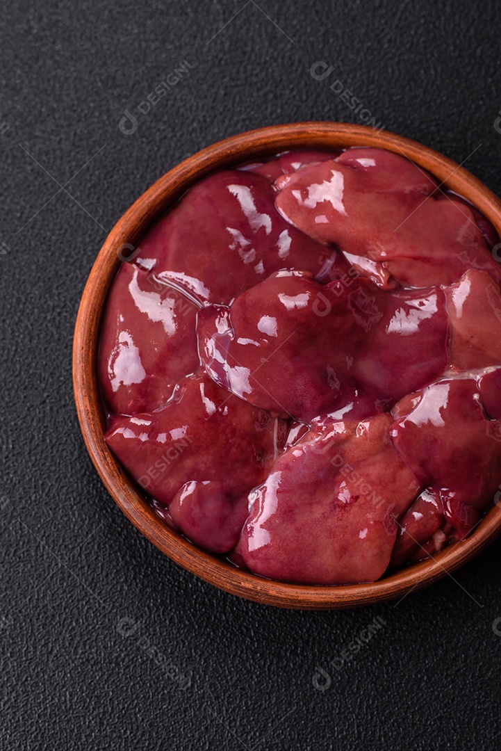 Fígado fresco em uma mesa de concreto