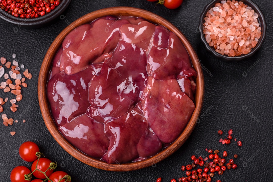 Fígado fresco em uma mesa de concreto