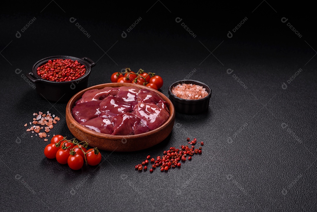 Fígado fresco em uma mesa de concreto