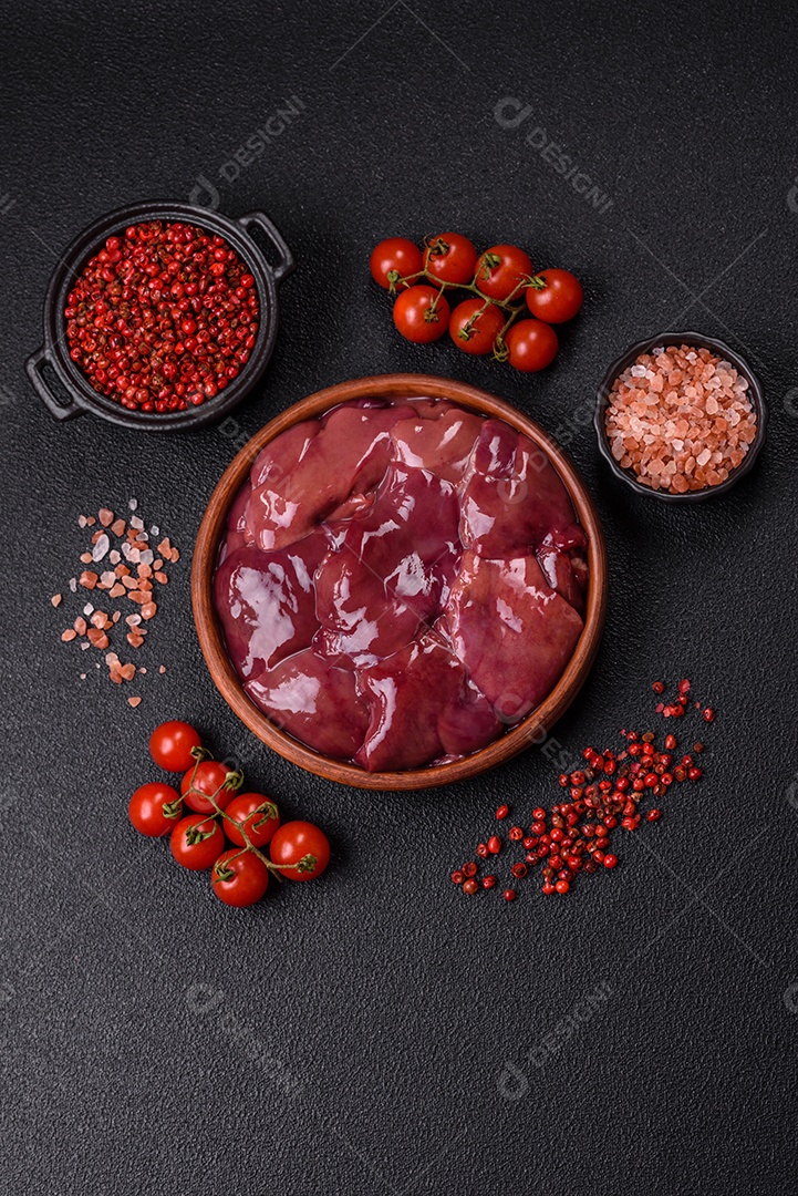 Fígado fresco em uma mesa de concreto