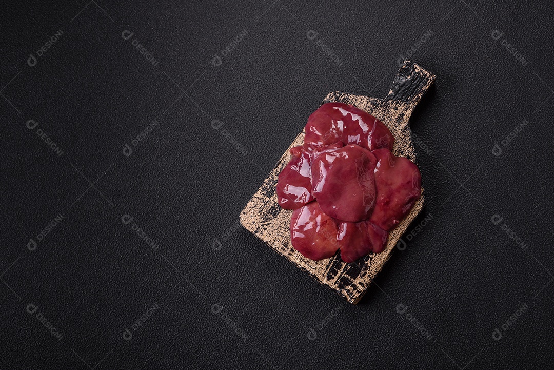 Fígado fresco em uma mesa de concreto