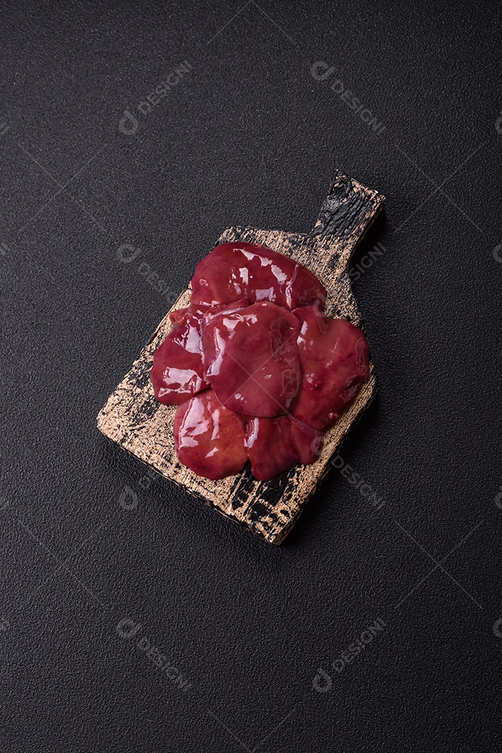 Fígado fresco em uma mesa de concreto