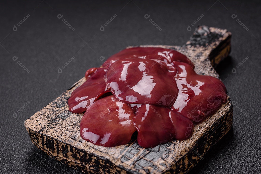 Fígado fresco em uma mesa de concreto