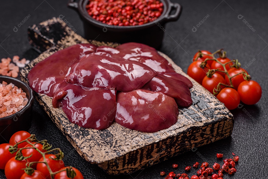 Fígado fresco em uma mesa de concreto