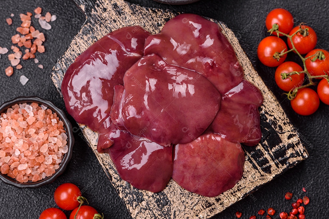 Fígado fresco em uma mesa de concreto