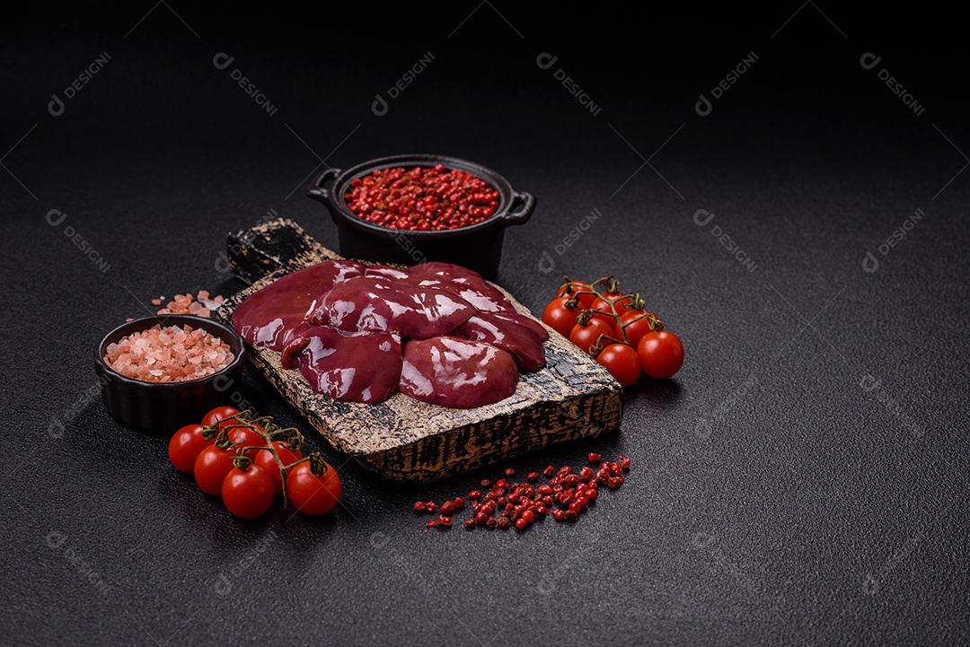 Fígado fresco em uma mesa de concreto