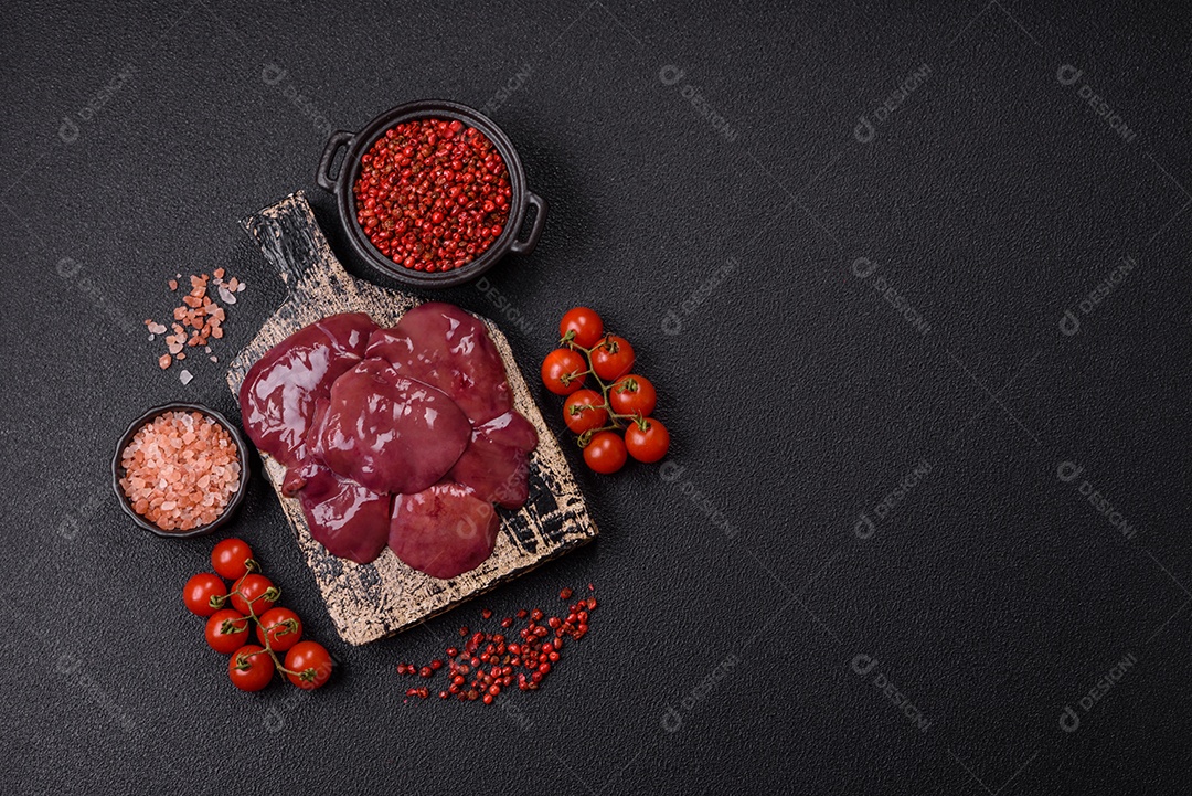 Fígado fresco em uma mesa de concreto